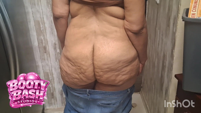 Sexpartyatl: Culona grandota reina anal muestra sus tetas