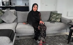 Hijabi Guesthouse Owner Finds a Vibrator and Cums