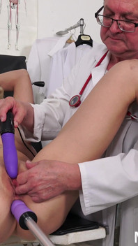 Vecchio esame della figa - Kaylea Tocnell orgasmo anale con la macchina del sesso