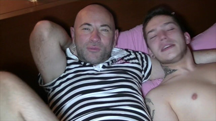 BAREBACK AND CREAMPIE CLUB: Junger hetero-typ fickt papi ohne gummi
