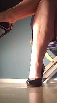 MILF sitzt und entspannt, ignoriert mich und schaut auf ihre beine.