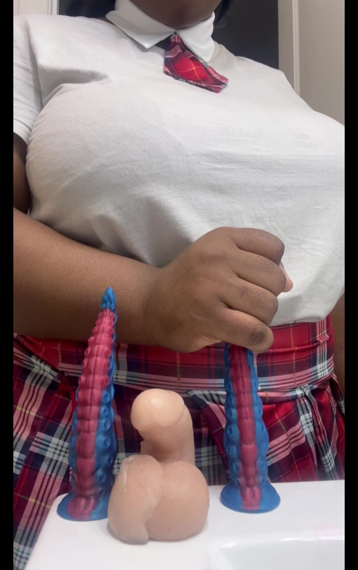 Anye Meshell: It’s Too Small so I Have to Use 1 Hand!