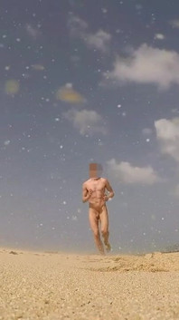 Sünnetsiz çıplak adam eyalet plajında ereksiyonla koşuyor