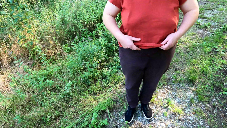 Bouncy Tits Action: Při turistice potrestána nahá prsa