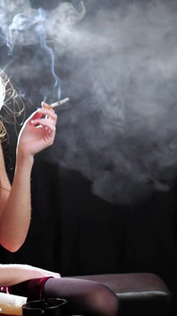 Si cantik Rusia hilang dalam asap rokok Haze