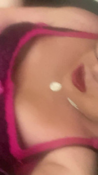 Krissy Sweets utilise un cock ring et un jouet anal