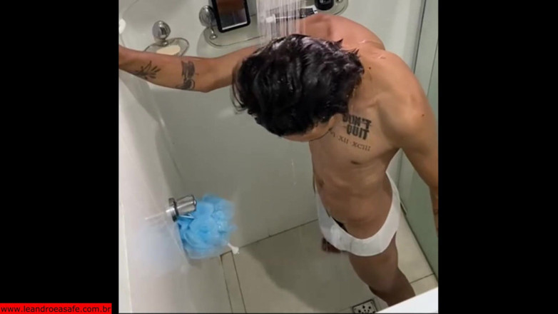 Leandro e Asafe: Asafe golpeando esa paja caliente en el baño