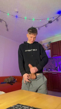 Chico flaco haciendo un enorme lío con su polla gruesa