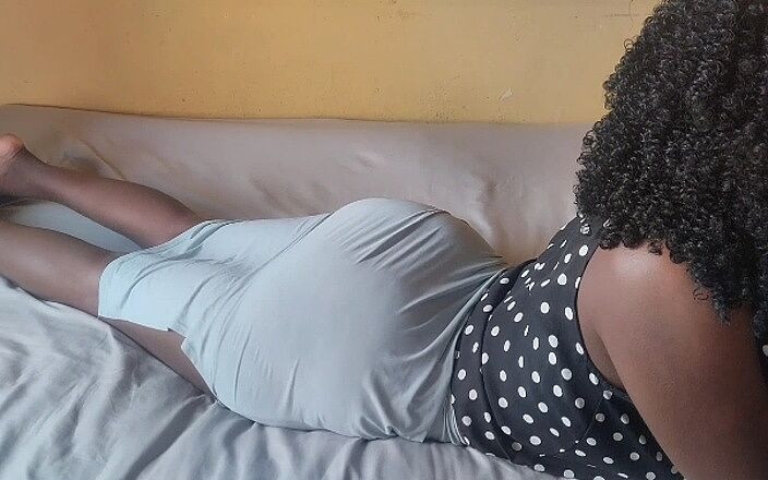 Delicious Ass: Afrikaanse milf snel hard geneukt door de poortman