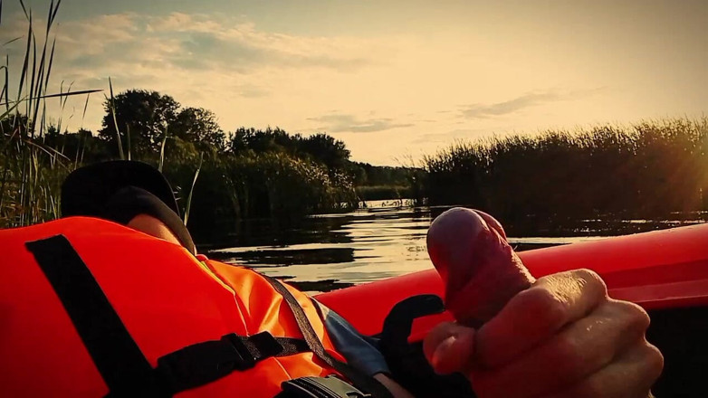 Fish Cam: Vzpomínky na minulé léto. Twink si honí ptáka uprostřed řeky