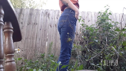 Kalypso Vixen: Outdoor peek show while my male neighbor is outside