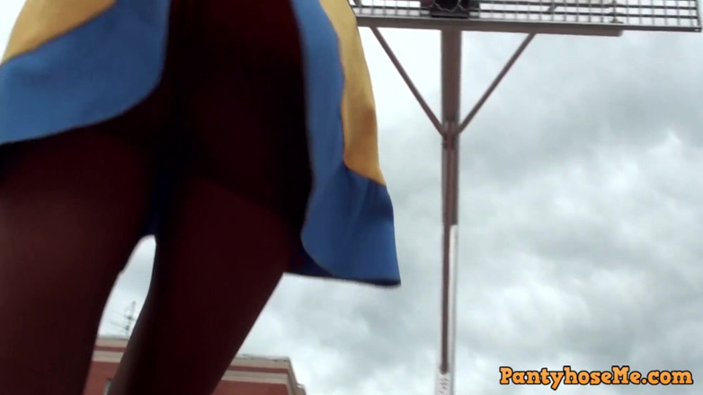 Pantyhose me porn videos: Majoretă blondă care își expune pizda în timp ce joacă baschet