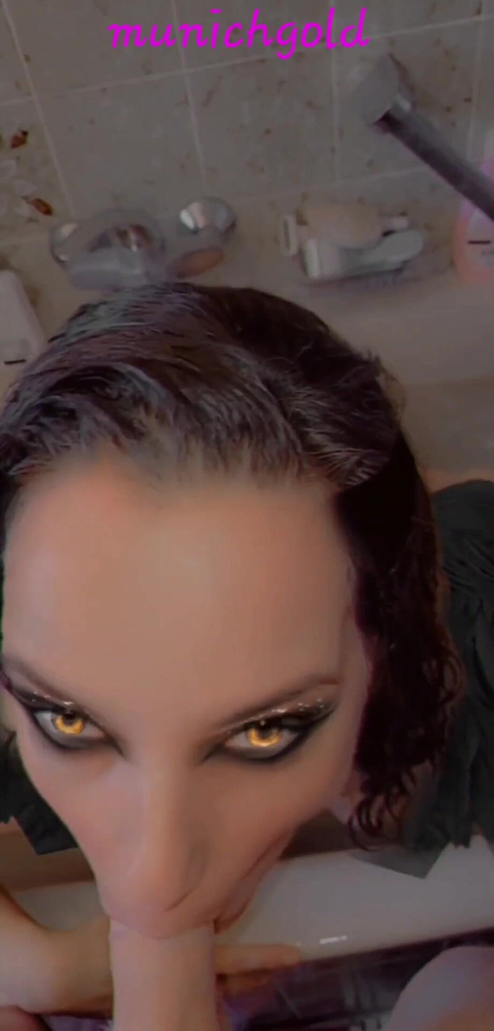 Munichgold: Blowjob Devilish dengan Angel Wings. Keseronokan dalam tab mandi