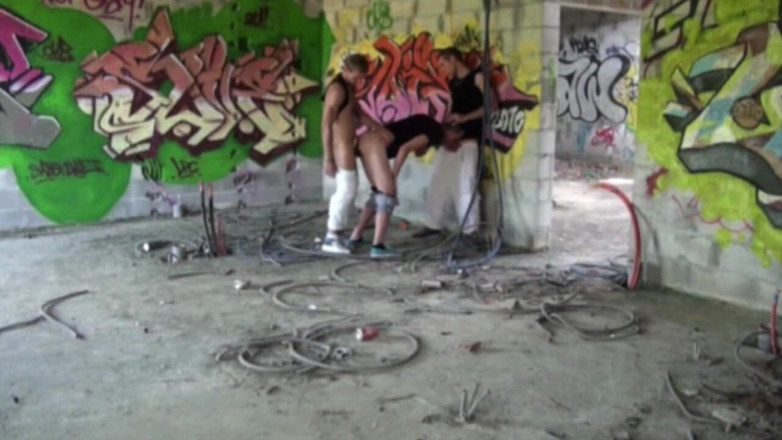 Crunch Boy: Gay fucked by 2 tops in exhib outdoor place
