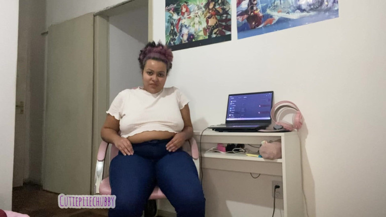 Cutiepiie Chubby: Üvey anne üvey oğlunu boşaltmak için sandalyede osuruyor