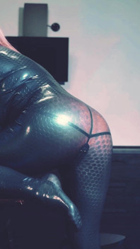 Sexuální latexová modelka s velkým zadkem a přírodními kozami miluje svádění. Arya Grander