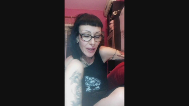 Miss Wagon Vegan Fetish: Miss Vagones Vegana - Sawn imaginando chuparme la uña cubierta de...