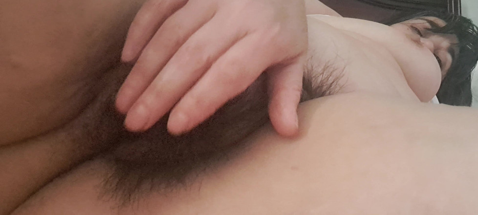 Mommy big hairy pussy: Bermain dengan vagina dewasa, berbulu dan terangsang