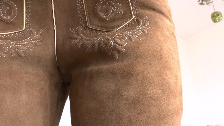 Lady Victoria Valente: Bavareza Lederhosen: Be My Cur-sniffer și Spermă, Lady Victoria Valente