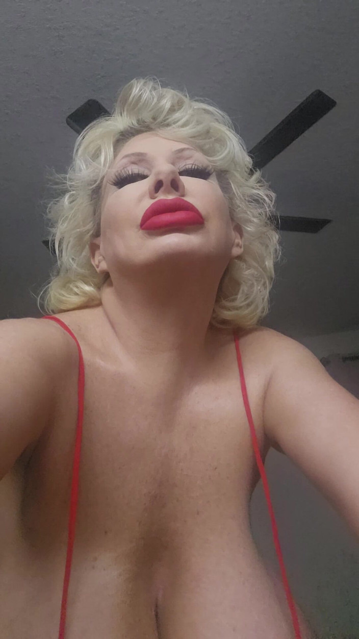 Claudia Marie: Giant Titted Bimbo w Czerwonym Monokini