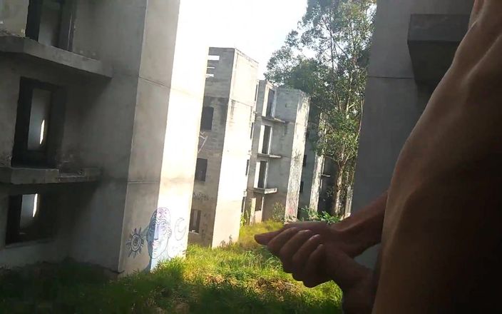 Lekexib: Naked in the Abandoned Building