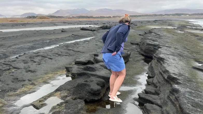 Emma Voyeur: 오줌을 싸고 싶어하는 매력적인 소녀