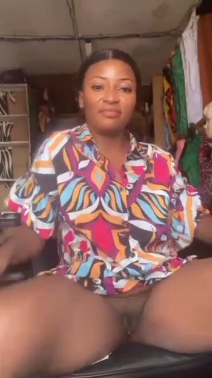 Me and my new slut: Veřejná masturbace nadržené mámy, která si hraje se svou tlustou...