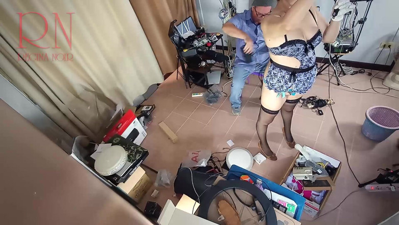 Regina Noir: Seorang pembantu telanjang sedang membersihkan di kantor insinyur IT. Video...