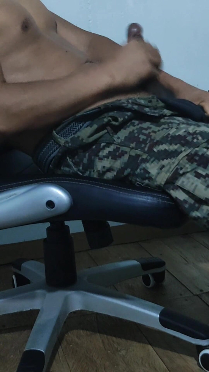 Hornyboy2058: Enorme cumshot van een alfa-militaire man