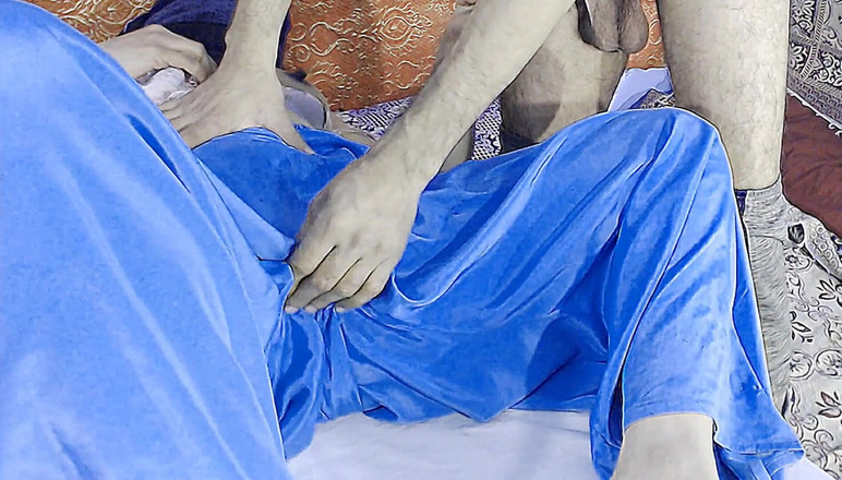 Netu: Kurvige indische freundin masturbiert harten schwanz, während sie tief in...