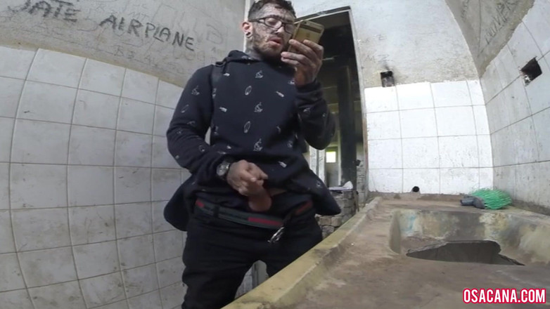 World Gay: Saya melompati dinding untuk masturbasi di gudang yang bergetar