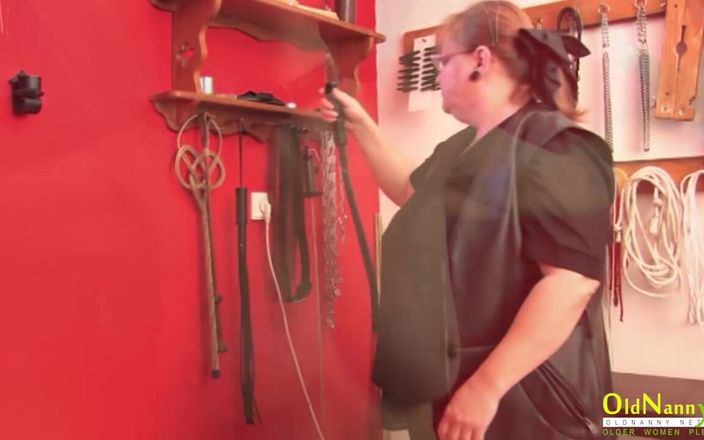 Old Nanny: BDSM relace se Sofií