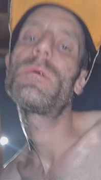 Ich fülle das Glas mit meinem Urin, ich schmecke und gieße es über mich, ich bin so aufgeregt, dass ich den Boden ablecke und ich
