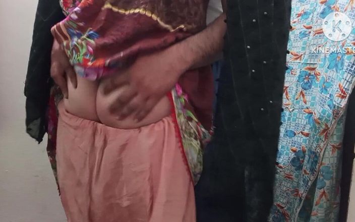 Lubnawife: パキスタンの仕立て屋は、彼女のお尻をファックする前に、彼の巨乳の女性の顧客からミルクを仕立てます