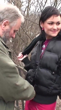 Het is koud in het park en de jonge brunette met kleine natuurlijke tieten wordt opgewarmd door een oude man en slikt al het sperma door