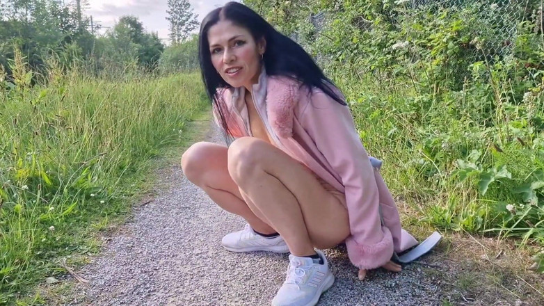 Nicky Brill: nagn aautdor meri choot phaila rahi hai aur moot rahi...