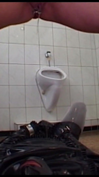 Lateks hizmetçi kırbaçlarla terbiye öğretiyor işiyor anal dildo