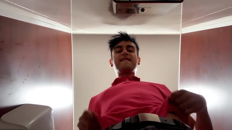 Idmir Sugary: Писсинг в туалете аэропорта и трясет членом после писсинга