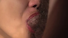 Moje nevlastní sestra sténá potěšením, zatímco si hraje s mým ptákem a vyčnívá jazyk a čeká na sperma