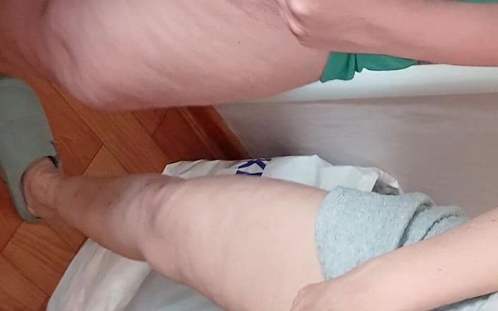 Lesbian-illusion: Três professores estão atrasados para a aula porque estão fazendo...