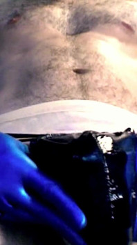 Sumisa Enmascarada De Látex En Medias Folla Su Culo Con Un Consolador Enorme