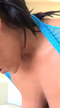 Dua cewek sange rambut cokelat lagi asik main di ruang tamu
