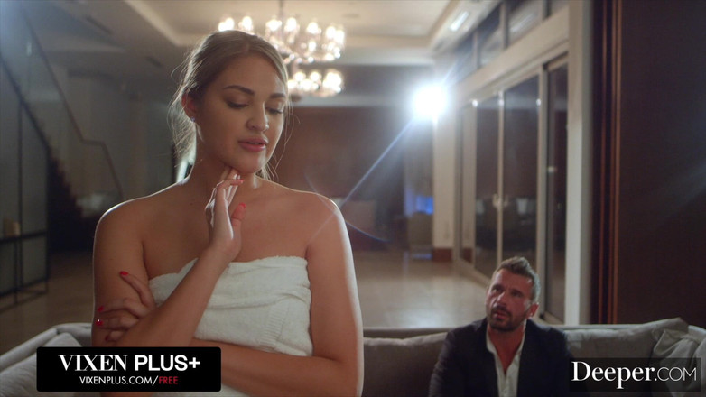 Deeper: Lebih. Gadis cantik dengan emas ini digodain sama ayah tiri...