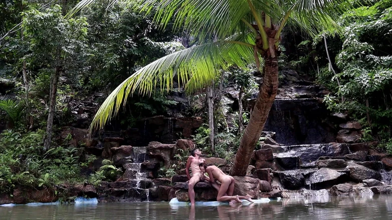 Magia Rosa: Alone in a Waterfall
