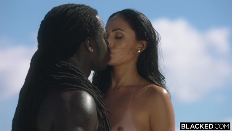 Blacked: Cô vợ da đen nóng bỏng ở một mình trong kỳ nghỉ...