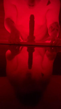 MAMĂ SEXY MARE ȘI ȚÂȚOASĂ suge adânc în gât un vibrator cu vedere la persoana 1