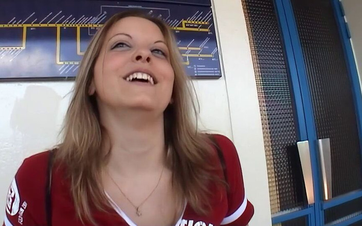 Videorama: 駅に近づいて森をかじる可愛いフランス人女性