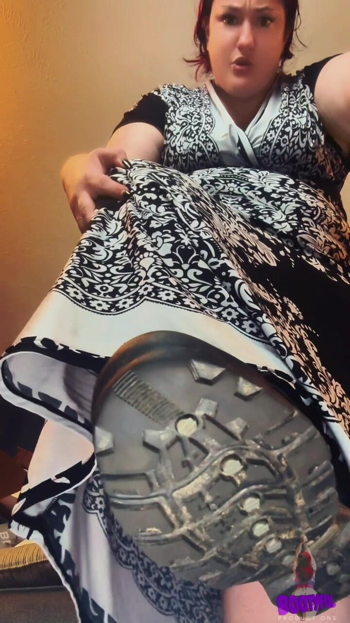 BellaBlast: Liếm ủng của tôi, ả điếm joi