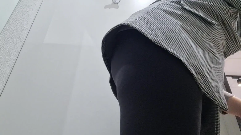 Nicoletta Embassi: Sensational Farts in the Room of a Clothing Store