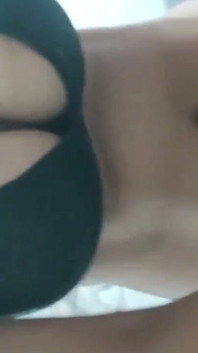 Servitoare indiancă desi sexy se pișă anal dur împreună după ce cerșește sex în coloană sonoră hindi